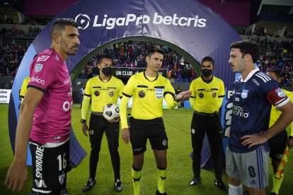 Luis Quiroz (c) fue el juez central del duelo entre Independiente del Valle y Emelec.