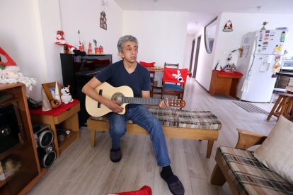 Cevallos llegó al Comité del Pueblo con su guitarra. Dar clases de música fue la forma de acercarse, hoy muchos vecinos lo estiman.