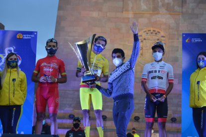 La tradicional prueba ciclística, por segundo año consecutivo, rinde homenaje a Richard Carapaz.
