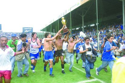 El exgolero de Emelec Rorys Aragón lleva la copa, tras ganar el título del 2001 en el Capwell.