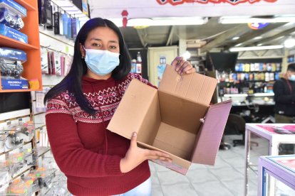 Los choros dejaron las cajas vacías de los productos que se robaron del local de Dayana Hernández
