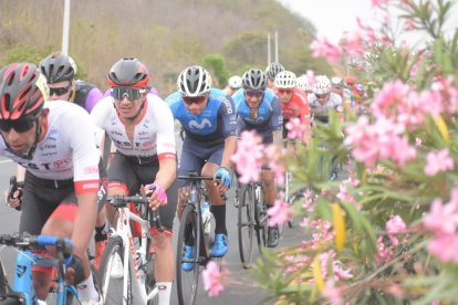 Byron Guamá (segundo) en busca de la gloria deportiva en la Vuelta al Ecuador.