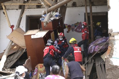 Los Bomberos de Rumiñahui rescataron lo que más pudieron de los enseres de esta familia.