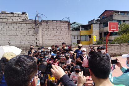 Los vecinos compartieron con los policías en juegos.