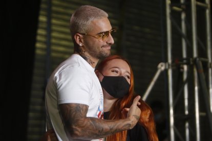El cantante colombiano Maluma (i) le entrega a Alexandra Ramírez (d) de la fundación "El arte de los sueños", el premio a Soñadora del año, durante la inauguración de la primera sede en Medellín.