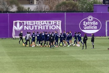 Previo al entrenamiento con el Valladolid, Gonzalo Plata fue recibido con una fila india.