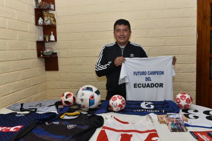 Jaime Leime muestra las camisetas de Independiente de varios años.