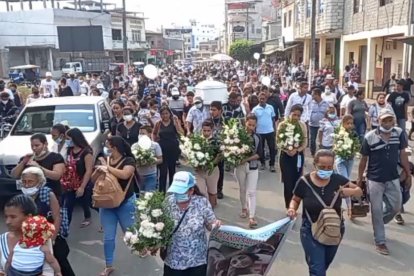 Los pobladores de Vinces acudieron en forma multitudinaria al sepelio de la joven.