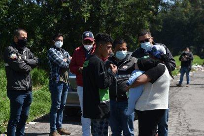 Los investigadores entrevistaban a los vecinos para conocer del hecho.
