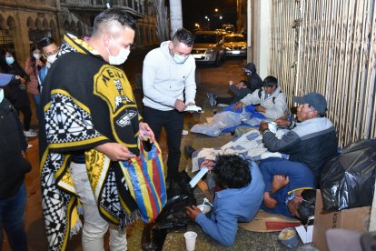 Dan comida a los más necesitados.