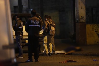 El fallecido no registra antecedentes penales. Al momento del ataque estaba con tres personas más, quienes resultaron heridas.