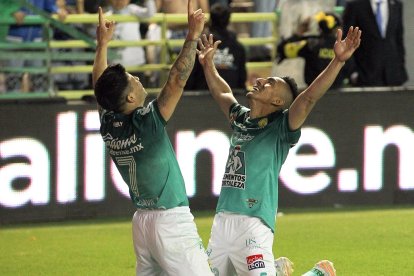 Víctor Dávila (i) y Ángel Mena de León celebran un gol ante Atlas, durante el partido de ida por la final del torneo Apertura 2021 de la Liga MX del fútbol mexicano, en el estadio León, en León (México)