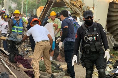 Rescatistas y autoridades trabajan hoy en la zona del accidente de un camión donde viajaban migrantes, en el municipio Chiapa de Corzo, estado de Chiapas.
