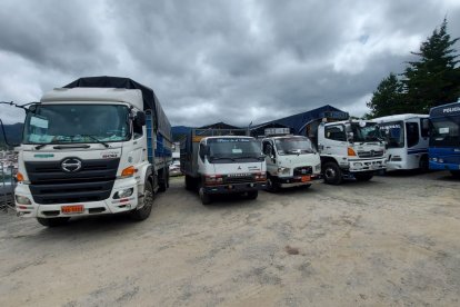 Los cuatro camiones requisados por las autoridades por traer mercadería ilegal desde el Perú.