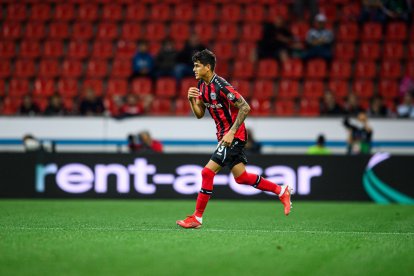 El zaguero ecuatoriano Piero Hincapié destaca en el Bayer Leverkusen de Alemania.