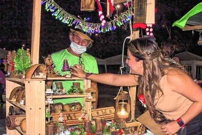 Los artesanos expusieron sus creaciones en el parque central del cantón La Libertad.