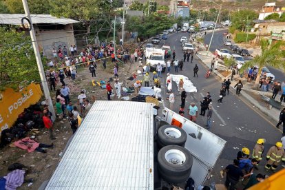 El camión se volcó con muchos migrantes ecuatorianos.