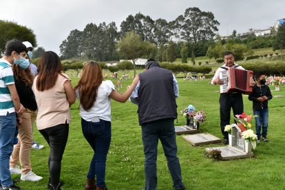 Su nieto, el niño que está a su lado, lo acompaña en los funerales.