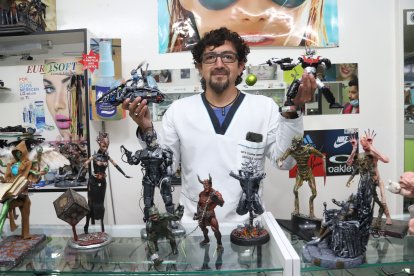 Garzón tiene sus  creaciones en su óptica como elementos decorativos.