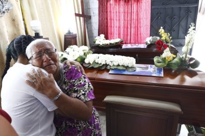 Madre llora a su hijo muerto durante su velorio.