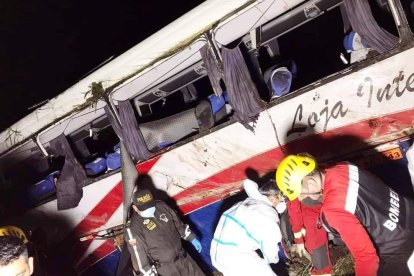 Agentes de tránsito indagan que causó el fatal accidente que dejó también aproximadamente 9 heridos.