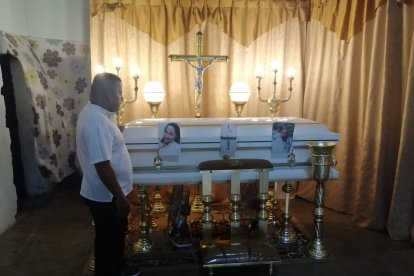 Feretro de la mujer ecuatoriana repatriada.