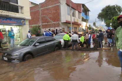 Carros, motos, mercadería y enseres fueron arrastrados por el agua.