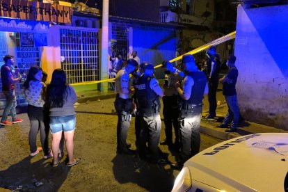 La policía recogió 17 indicios balísticos en el barrio Los Algarrobos, de Machala.