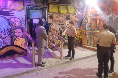 A las 03:00, la Policía informaba a los bares y discos que debían cerrar.