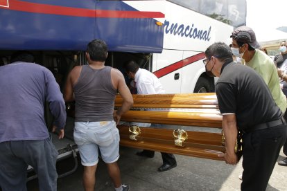 Un bus de la cooperativa Loja se usó para llevar féretros.