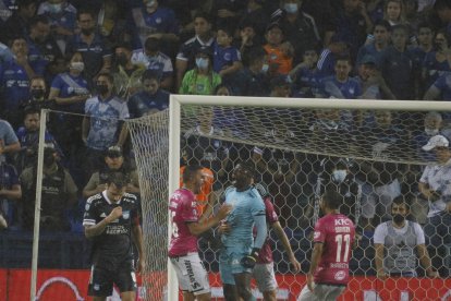 Momento de gloria, Independiente del Valle se tomaba el Capwell. El golero Ramírez le había tapado el penal a Sebastián Rodríguez.