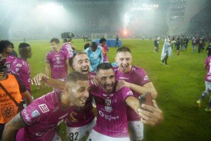 Independiente del Valle festejando en el estadio Capwell.