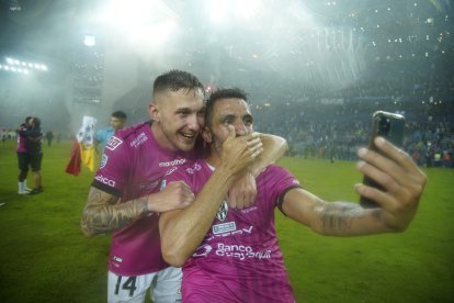 Hernán Pellerano y Mateo Carabajal (14) celebran tras ganar el trofeo de LigaPro.