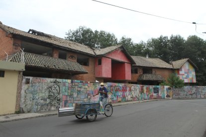 El Municipio de Guayaquil prometió demoler la llamada 'Casa Embrujada de Urdesa' en 2020. Aún sigue siendo guarida de drogadictos.