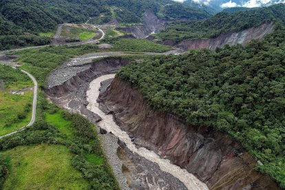 Vista aérea del río Coca en Reventador, Sucumbíos (Ecuador)