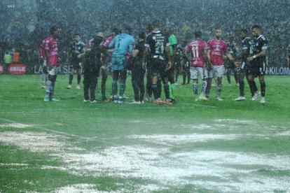 Los jugadores de Emelec e Independiente disputaron el partido bajo una fuerte lluvia.