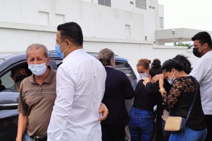 Abrazos y gritos de los deudos en el exterior del Centro Forense de Manta.