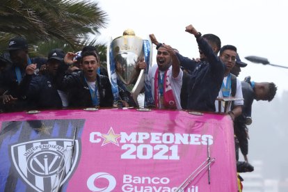 Los campeones recorrieron las calles de Quito con el trofeo de Liga Pro.