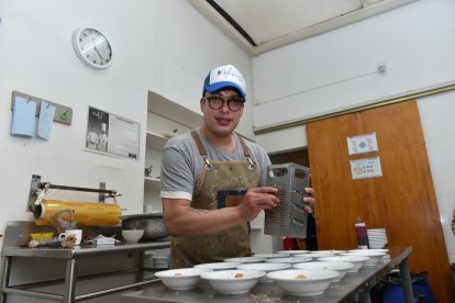 El chef se siente en casa cuando está en la cocina. Busca honrar la memoria de su madre.