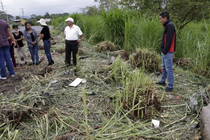 Familiares y moradores recorren el sitio del accidente de un bus de la cooperativa Loja.