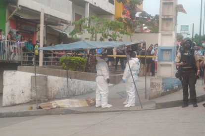 El cadáver quedó tendido boca arriba, debajo de una carpa plástica.