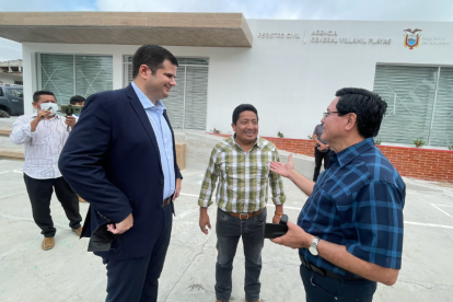 Funcioanrios del registro Civil junto al alcalde de Playas, fuera de la nueva agencia de la entidad registral