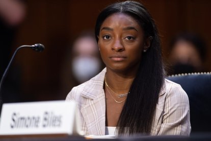 La gimnasta olímpica Simone Biles testifica durante una audiencia, en una fotografía de archivo.