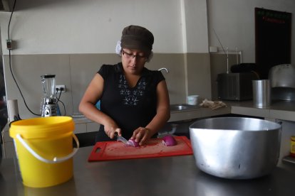 A Maru no le encanta picar cebolla, pero debe cumplir con la actividad.