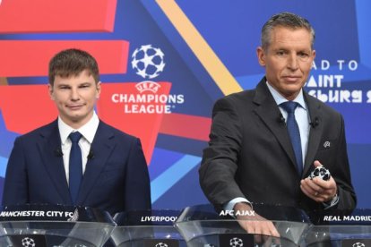 Momento en el que  Michael Heselschwerdt (d) elige los posibles rivales del Villarreal.