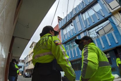 Personal policial patrulla la zona para evitar otro atentado.