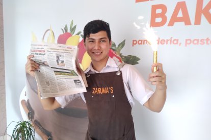 A José le encanta la sección  deportiva y el horóscopo, pero desde que empezó la ‘promo’ ¡Despega y gana!, las páginas 2-3 son sus favoritas.