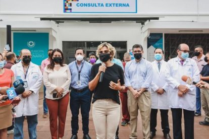 La alcaldesa durante la inauguración del área de consulta externa del Hospital Bicentenario