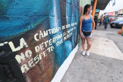 Elena aprovechó para tomarse fotos en los murales. Opina que los mensajes permiten reivindicar a la mujer.