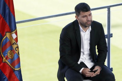 El astro argentino dejas las canchas luego de que su salud se complicara por una patología cardiaca con la que vivía desde su infancia.